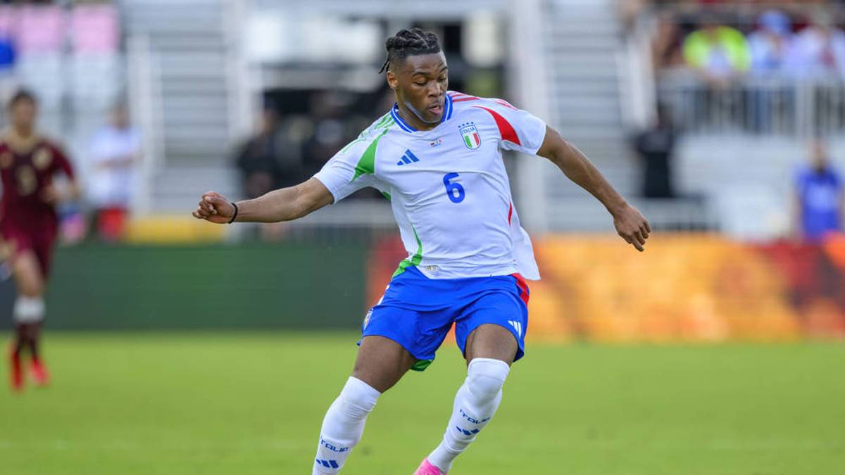 Italien (Gast) - Ausrüster: Adidas - Destiny Udogie läuft mit den Italiener in den Landesfarben auf. Das Gasttrikot ist in Weiß gehalten, enthält jedoch grüne und rote Verzierungen. 