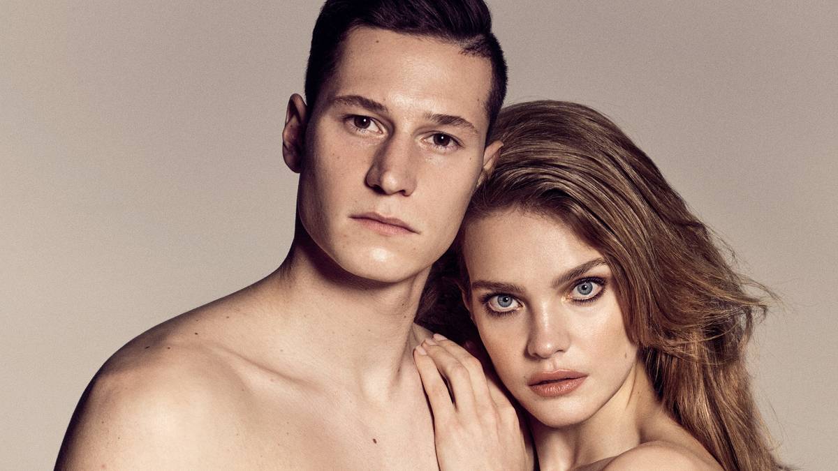 Nicht nur in der Gruppe, auch im Einzel-Shooting mit der 36-Jährigen zeigt Draxler, dass er durchaus Modelqualitäten besitzt. Mehr und mehr entwickelt sich der frühere Schalker zum Mode-Experten. SPORT1 zeigt den Style von Julian Draxler