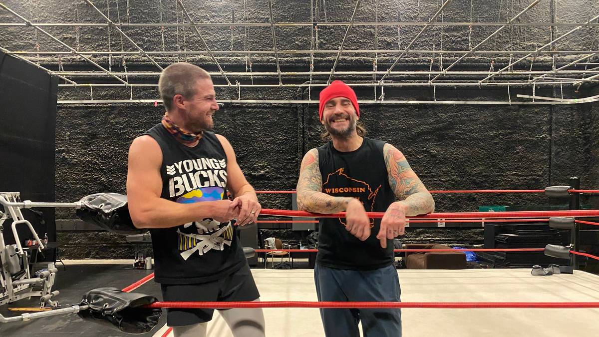 CM Punk (r.) steht für eine neue TV-Serie mit Stephen Amell wieder im Wrestling-Ring
