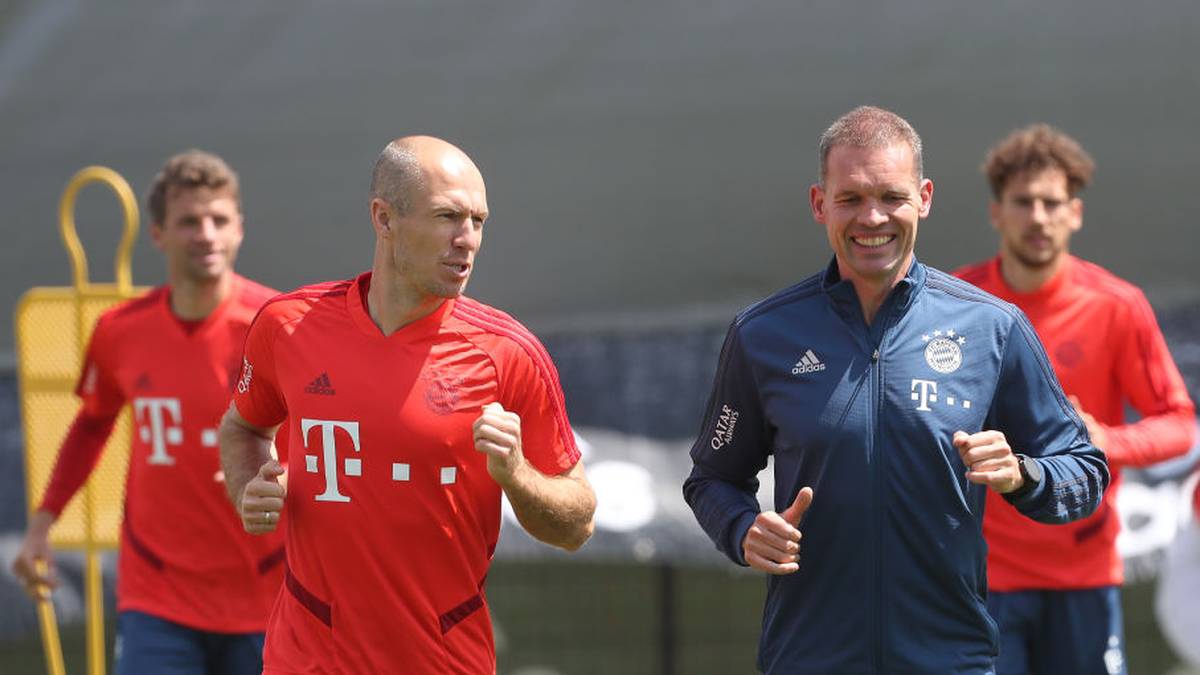 Arjen Robben (l.) dreht nach wie vor mit Holger Broich seine Runden auf dem Bayern-Trainingsgelände