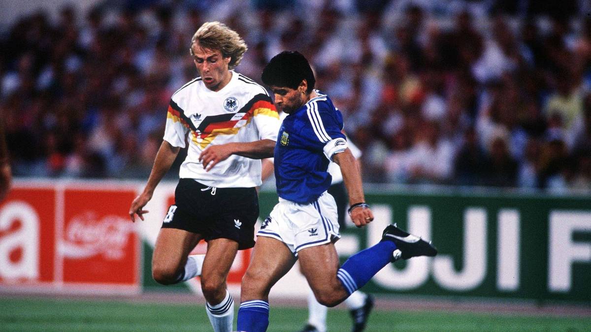 Der junge Jürgen Klinsmann absolviert alle Spiele bei der WM. Mit drei Toren hat er zudem maßgeblichen Anteil am Erfolg des DFB-Teams. Vor allem das Achtelfinale gegen die Niederlande ist nach Rudi Völlers Platzverweis sein Spiel.