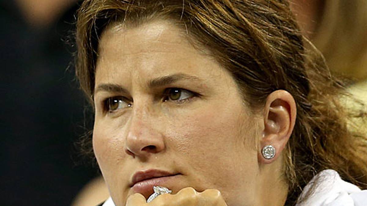 Seine Ehefrau und Mutter zweier Zwillingspaare, Mirka, schaut ganz genau zu, was ihr Roger da macht