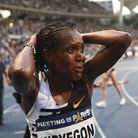 Leichtathletin Faith Kipyegon hat nur eine Woche nach ihrem Weltrekord über 1500 m eine weitere Weltbestmarke verbessert. Anschließend verbesserte auch Lamecha Girma die alte Bestmarke über 3000 m Hindernis.