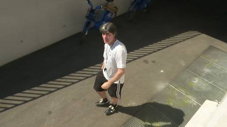 Vor dem Klassiker im Achtelfinale gegen England hat Bundestrainer Joachim Löw sein vielleicht letztes Training geleitet. Jedes Spiel könnte für den scheidenden Bundestrainer das letzte Spiel seiner DFB-Karriere sein.