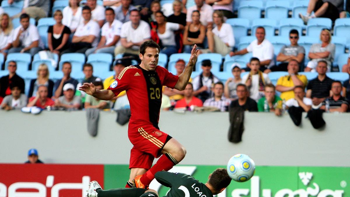 GONZALO CASTRO: Fünf Spielzeiten Bundesliga-Erfahrung, bereits 25 Europapokal-Einsätze und fünf A-Länderspiele, zudem vielseitig einsetzbar: Kein Wunder, dass der damalige Leverkusener 2009 bei Hrubesch eine feste Größe war. Im Finale gegen England lief Castro im 4-1-4-1 der DFB-Junioren im zentralen Mittelfeld auf - und erzielte in der 23. Minute das wichtige Führungstor