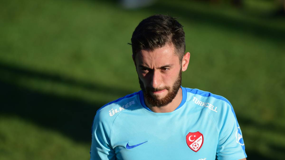 Das Werben der Türkei hatte jedoch Erfolg, 2015 debütierte er im Länderspiel gegen Katar für den TFF. "Es war eine Entscheidung des Herzens", sagte Malli: "Vorher habe ich bei jedem Länderspiel vor dem Fernseher mitgefiebert, plötzlich konnte ich selbst Teil davon sein"