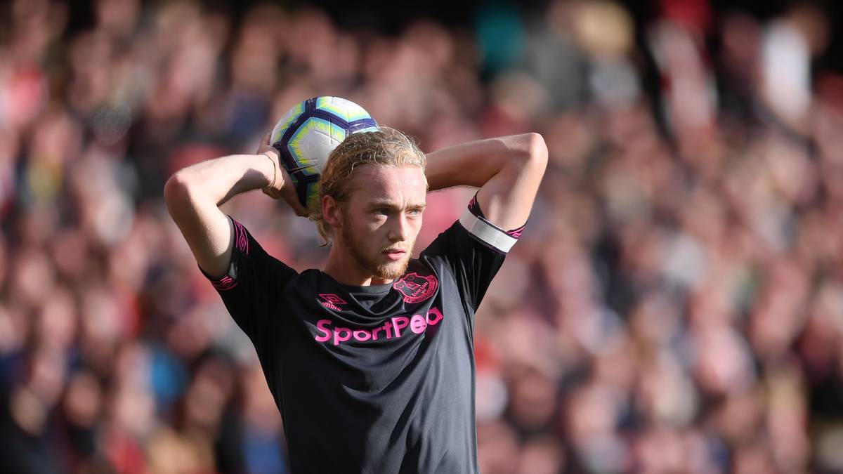 TOM DAVIES: Ein "Toffee" durch und durch. Der 20 Jahre alte Mittelfeldspieler ist ein Eigengewächs des FC Everton. In dieser Saison war er zwischenzeitlich sogar Kapitän und damit der jüngste Spielführer des Klubs. Trotzdem blieb er in dieser Spielzeit in über der Hälfte der Partien außen vor - ein Abschied ist nicht ausgeschlossen