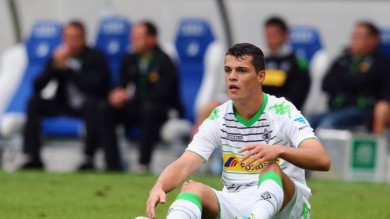 Granit Xhaka von Borussia Mönchengladbach sitzt 2013 am Boden