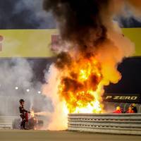 Am 29. November 2020 ereignete sich einer der schwersten Unfälle der letzten Jahre in der Formel 1. Roman Grosjean steckte 27 Sekunden in seinem brennenden Auto fest – und konnte sich selbst retten.