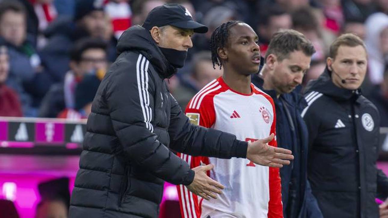 Mathys Tel (M.) ist in der Bundesliga in dieser Saison noch ohne Startelfeinsatz