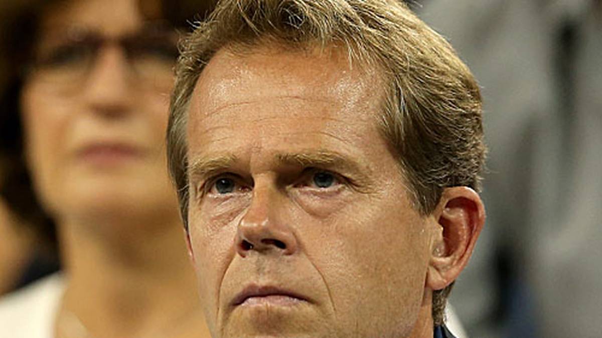 Wenige Meter daneben: Stefan Edberg steht Mirka Federer in nichts nach