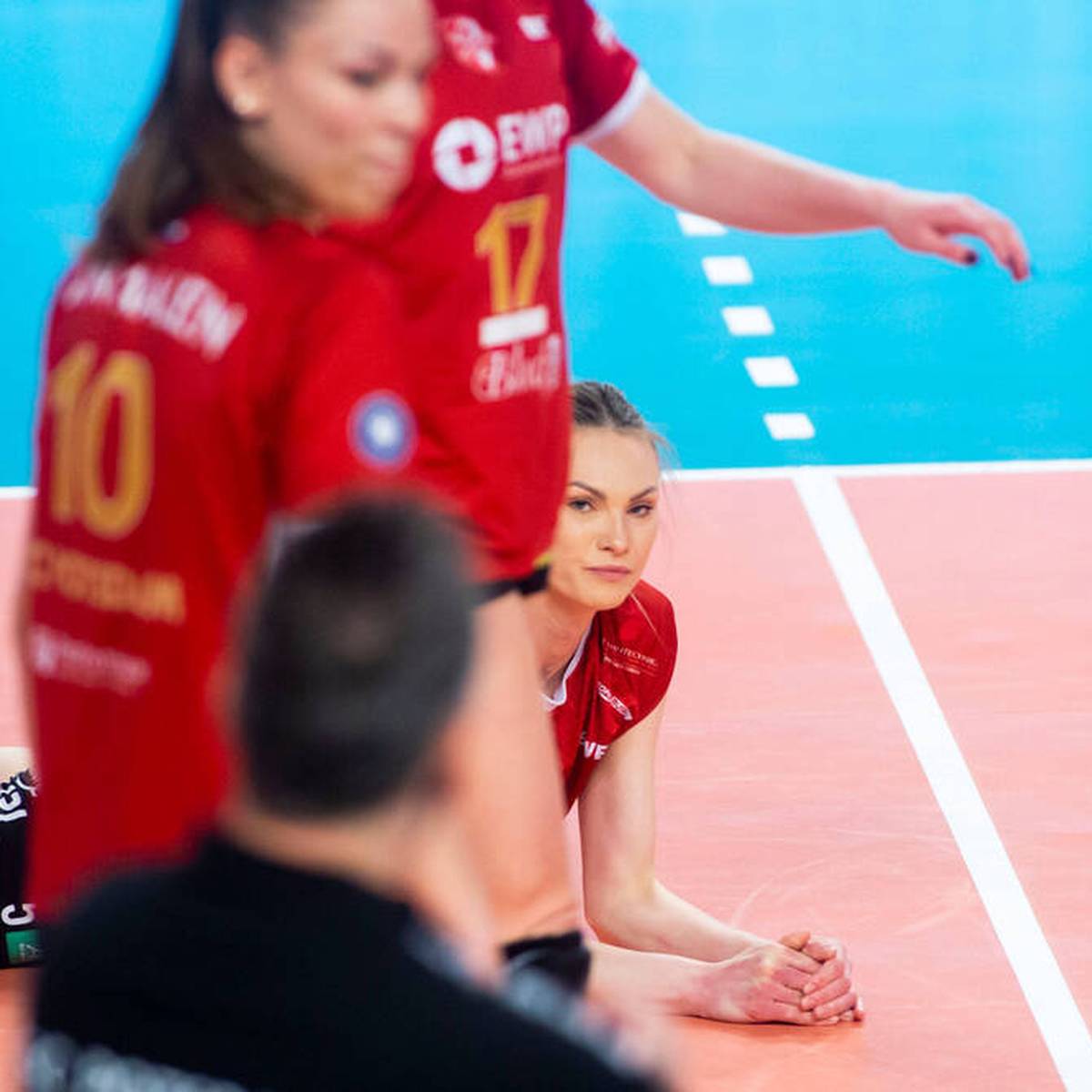 In der Volleyball-Bundesliga der Frauen verpasst der SC Potsdam seinen ersten Titel der Vereinsgeschichte. Die Norddeutschen unterliegen dem Heimfluch der Finalserie und müssen nun auf Spiel fünf hoffen.