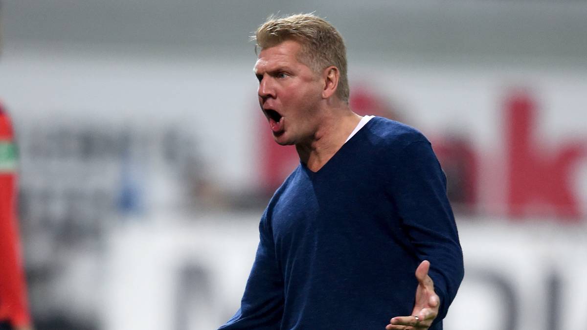 Moritz Stoppelkamp bringt Paderborn in Führung und sorgt damit für den ersten Torjubel bei seinem neuen Coach. Der 47-Jährige schreit seine Freude lauthals heraus