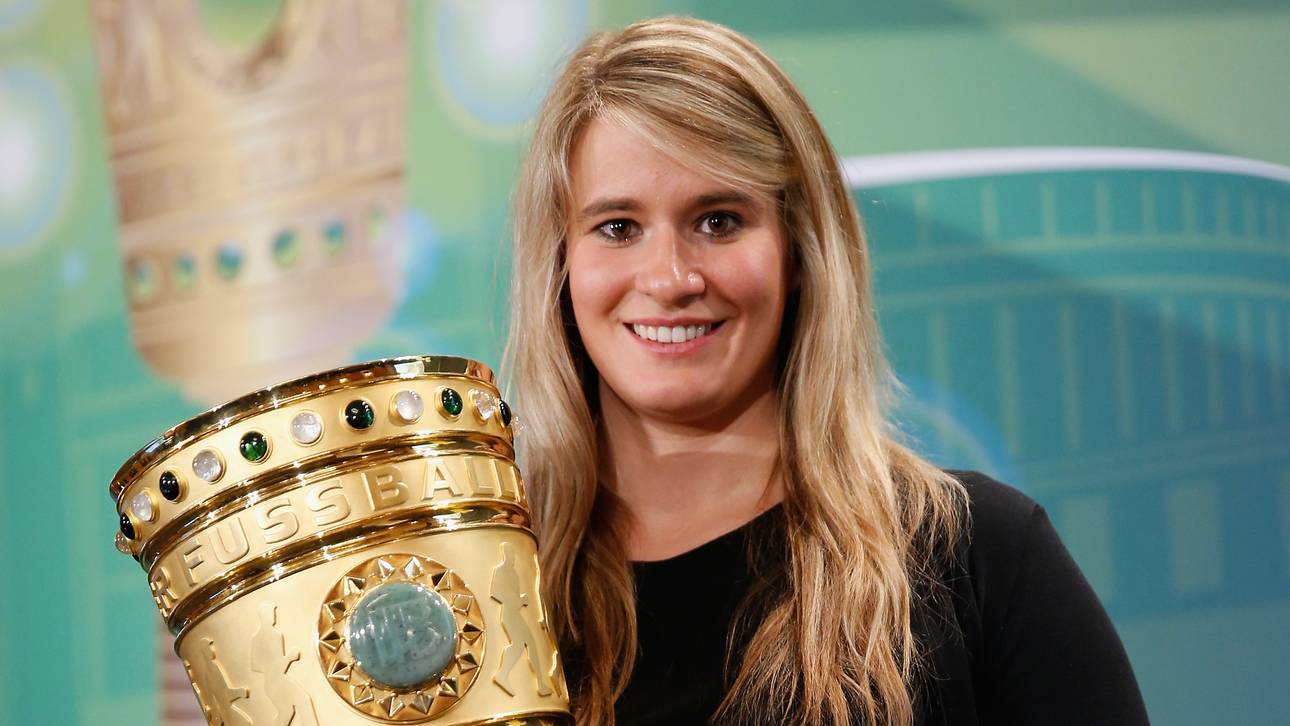 Geisenberger trägt Pokal ins Stadion