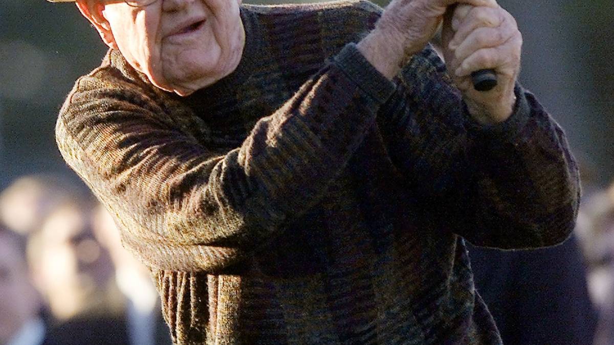 PLATZ 12 - BYRON NELSON: Bei Nelson steht vor allem seine unglaubliche Saison 1945 im Vordergrund. Er gewann 18 US-Turniere - davon elf in Folge. Diesen Rekord zu brechen ist nahezu unmöglich. Hinzu kommen insgesamt fünf Majorsiege, die Nelson zurecht zu den größten Golfern empor hebt