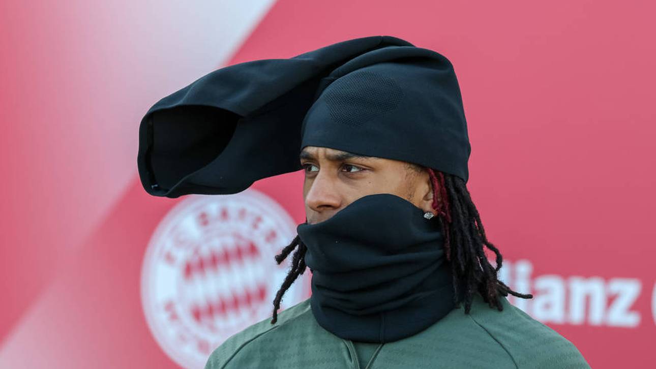 Michael Olise hatte sich beim Training des FC Bayern dick eingepackt