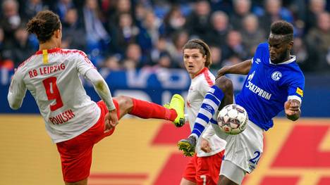 Schalkes Salif Sane im Zweikampf mit Yussuf Poulsen von RB Leipzig