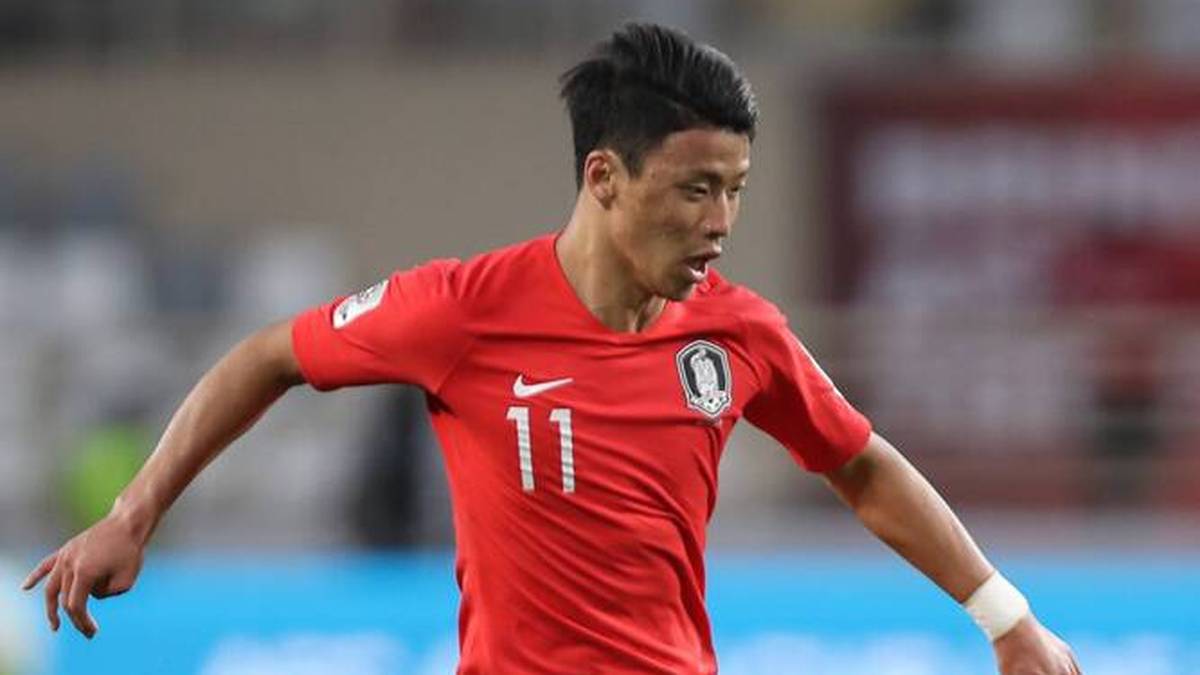 Hwang Hee-Chan im roten Heimtrikot