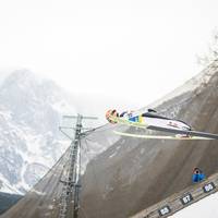 Stefan Kraft hat die Weltcup-Premiere eines Skispringens im April gewonnen.