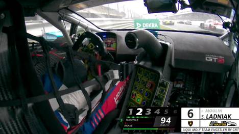 Beim ADAC GT Masters kommt es direkt zum Start zu einem Crash. Eine Werbebande wird dabei stark beschädigt.