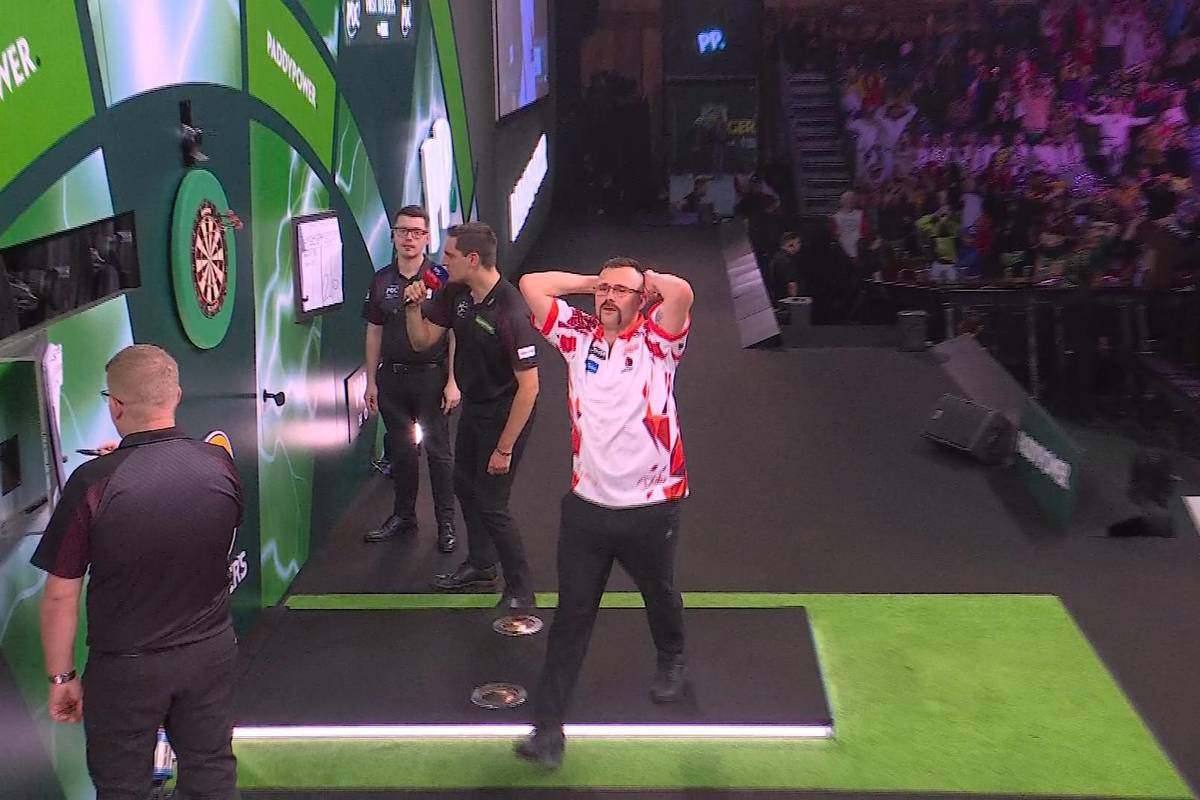 Damon Heta spielt bei der Darts-WM gegen Connor Scutt im letzten Leg fast den 9-Darter. Anschließend zittert sich der Australier zum Sieg,