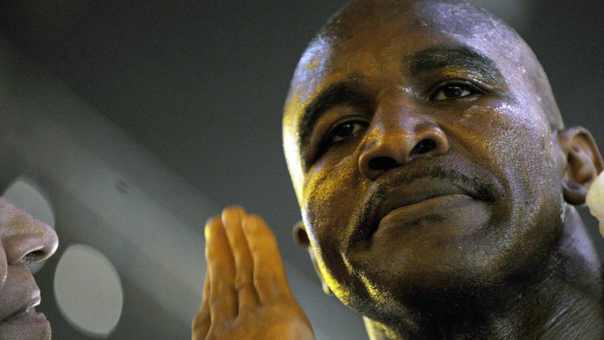 EVANDER HOLYFIELD: Im Juli 2012 musste der viermalige Schwergewichtsweltmeister sein 109-Zimmer-Anwesen räumen, nachdem es für 7,5 Millionen Dollar zwangsversteigert wurde - und das trotz eines Karriereeinkommens von rund 230 Millionen. Holyfield erreichte vor allem durch einen Kampf besondere Aufmerksamkeit, in dem ihm der nachfolgende Pleitegeier ein Stück aus dem rechten Ohr biss