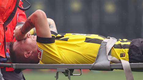 Marco Reus meldet sich nach seinem Verletzungsdrama im Derby gegen Schalke auf Social Media. Beim 1:0-Erfolg musste der BVB-Kapitän nach einem Zweikampf mit Florian Flick mit einer Trage vom Platz befördert werden.