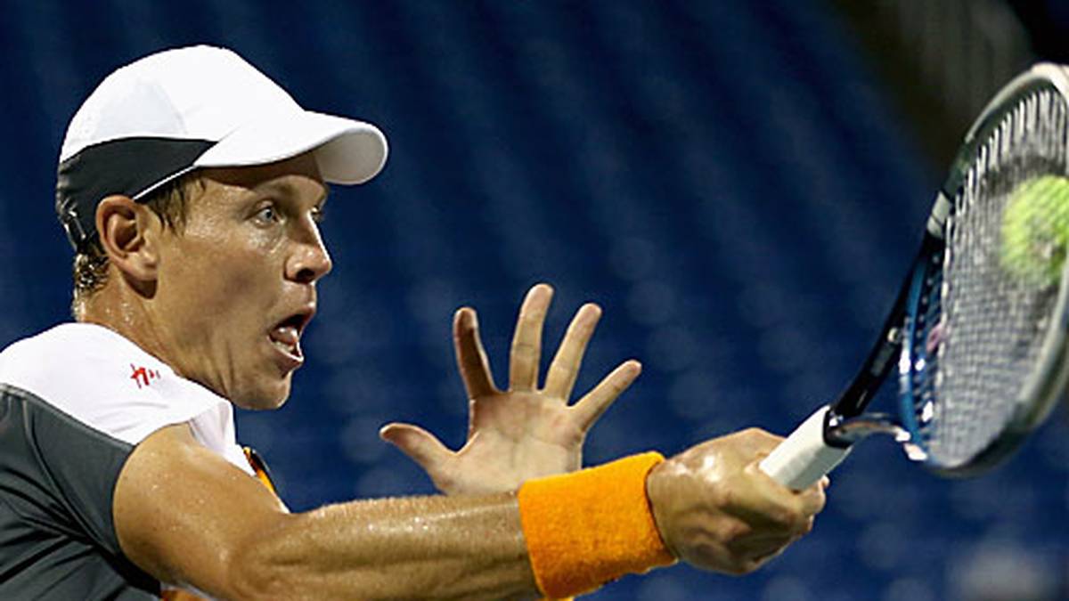 Ist er der Geheimfavorit? Tomas Berdych ist keinesfalls der beliebteste Spieler auf der Tour - aber als sogenannter "Hard Hitter" sorgt er mit seinen harten Schlägen für Respekt. Die Wucht lässt sich am durchgebogenen Racket erkennen. Ach ja, Berdych besiegt den Österreicher Dominic Thiem locker in drei Sätzen