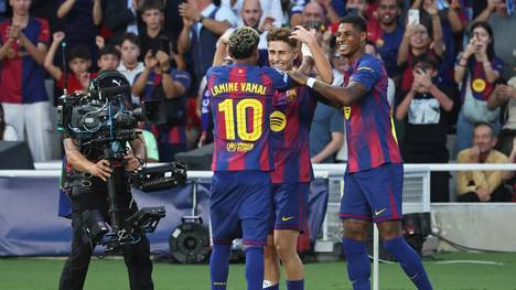 Hansi Flick spricht über Fermíns enorme Dynamik, seine Spielintelligenz und seine Fähigkeit, Partien zu verändern. Entscheidend sei nicht der Name auf dem Trikot – sondern Mentalität, Einstellung und Einsatz auf dem Platz.