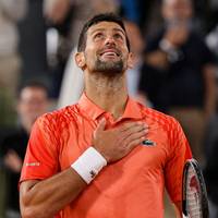 Die Favoriten weiter im Gleichschritt: Grand-Slam-Rekordsieger Novak Djokovic und Carlos Alcaraz haben bei den French Open die nächste Runde erreicht.