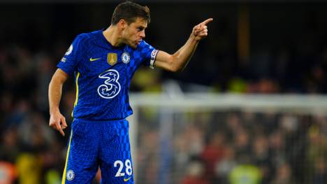 Chelsea verliert mit 2:4 gegen den FC Arsenal und muss den nächsten Dämpfer hinnehmen. Nach dem Spiel kommt es zu einer Auseinandersetzung zwischen einem Spieler der Blues und einem Fan.