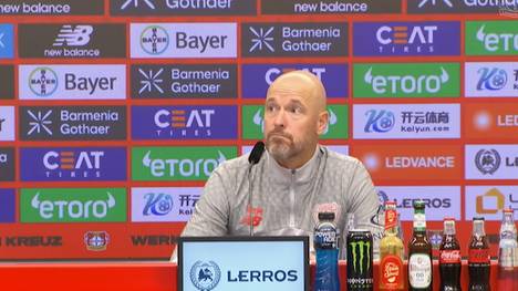 Vor dem Bundesligastart wird plötzlich die Pressekonferenz von Bayer-Trainer Erik ten Hag mit einer wichtigen Durchsage unterbrochen. 