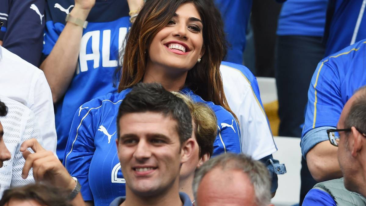 Einem galt dieses Zeichen besonders. Ihrem Ehemann Lorenzo Insigne 