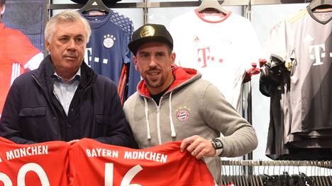 Der FC Bayern eröffnete einen Fanshop am Flughafen neu