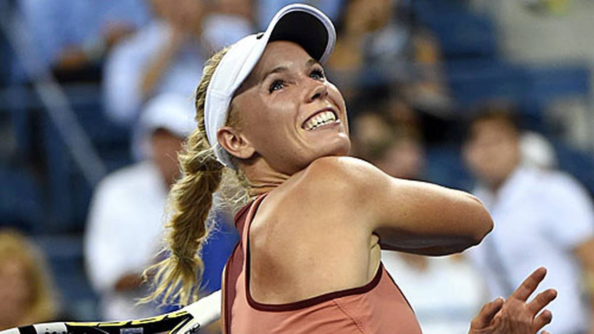 Caroline Wozniacki hat viele schwere Monate und Jahre hinter sich. Sie grüßte einst als Nr. 1 der Welt und stand kurz vor einem Grand-Slam-Titel. Dann kam das Tief. Seit einiger Zeit läuft es wieder, und so bejubelt sie das erste Halbfinale bei einem Major seit drei (!) Jahren. Die Erleichterung ist ihr anzusehen