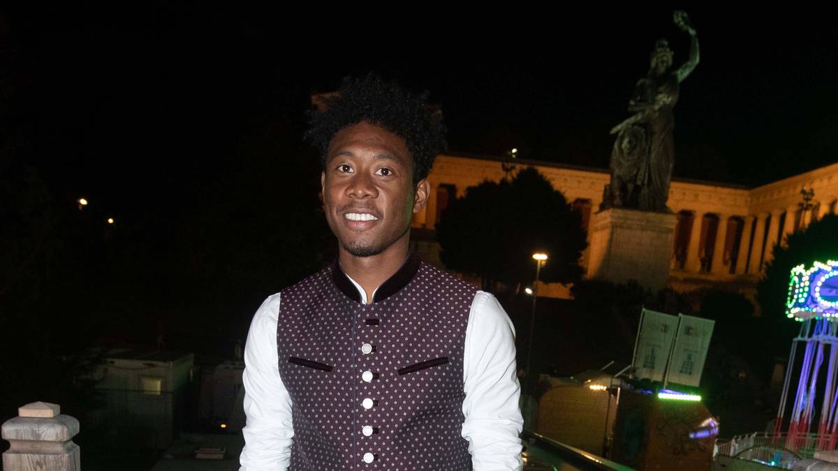 David Alaba posiert für die Fotografen auf dem Balkon