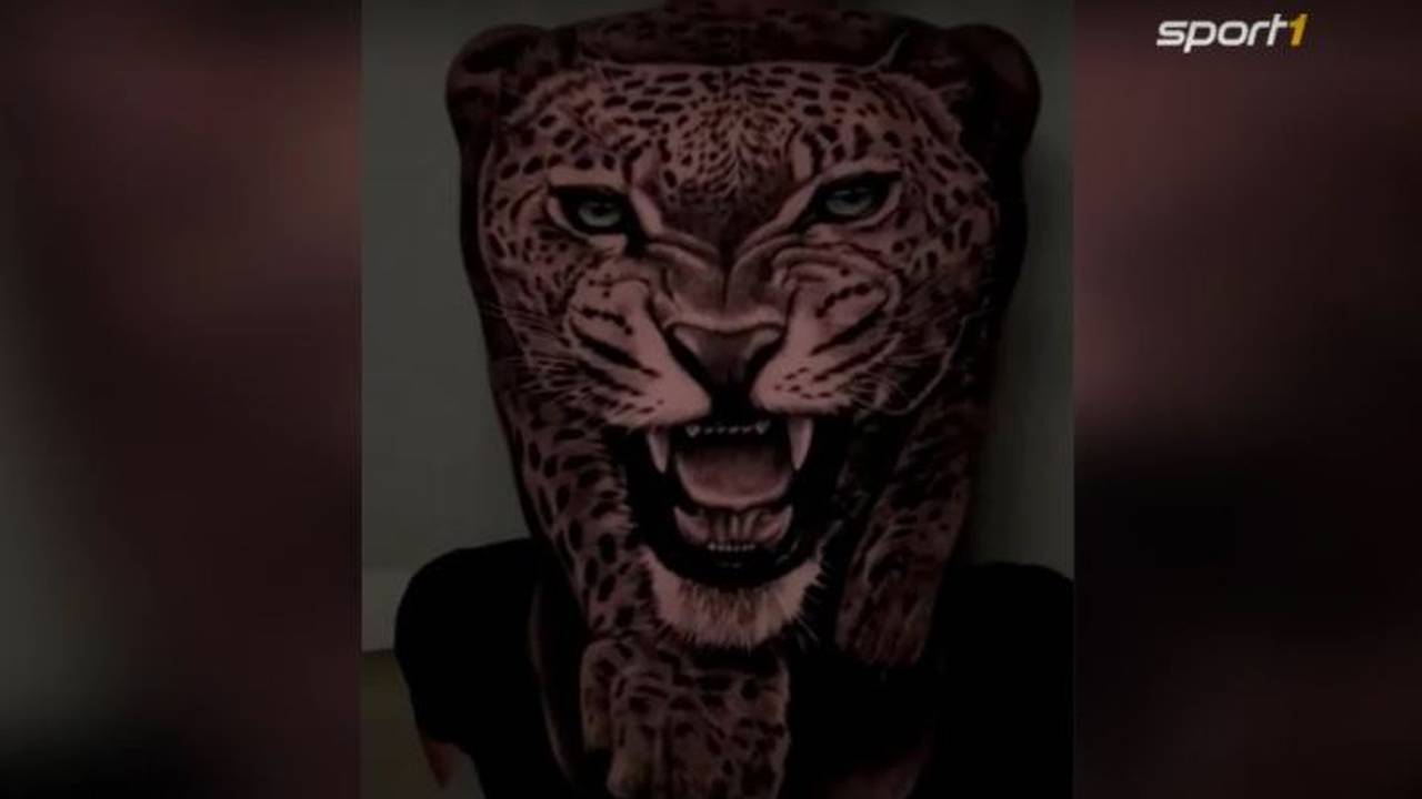 Mega-Tattoo! Matteo Politano von der SSC Neapel mit Leopard auf dem Rücken