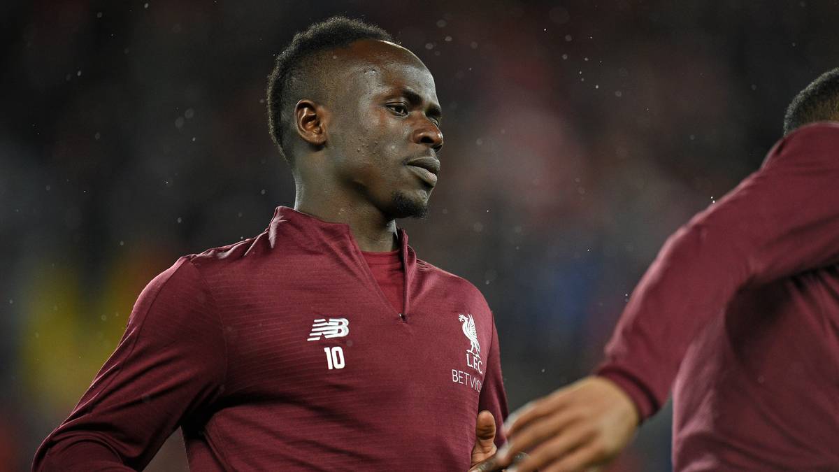 Bereits im November versuchen drei Täter während Liverpools Champions-League-Partie gegen Maribor, sich gewaltsam Zugang zu Manes Anwesen zu verschaffen. Die Einbrecher werden aber zur Flucht gezwungen, nachdem eine Nachbarin Alarm schlägt