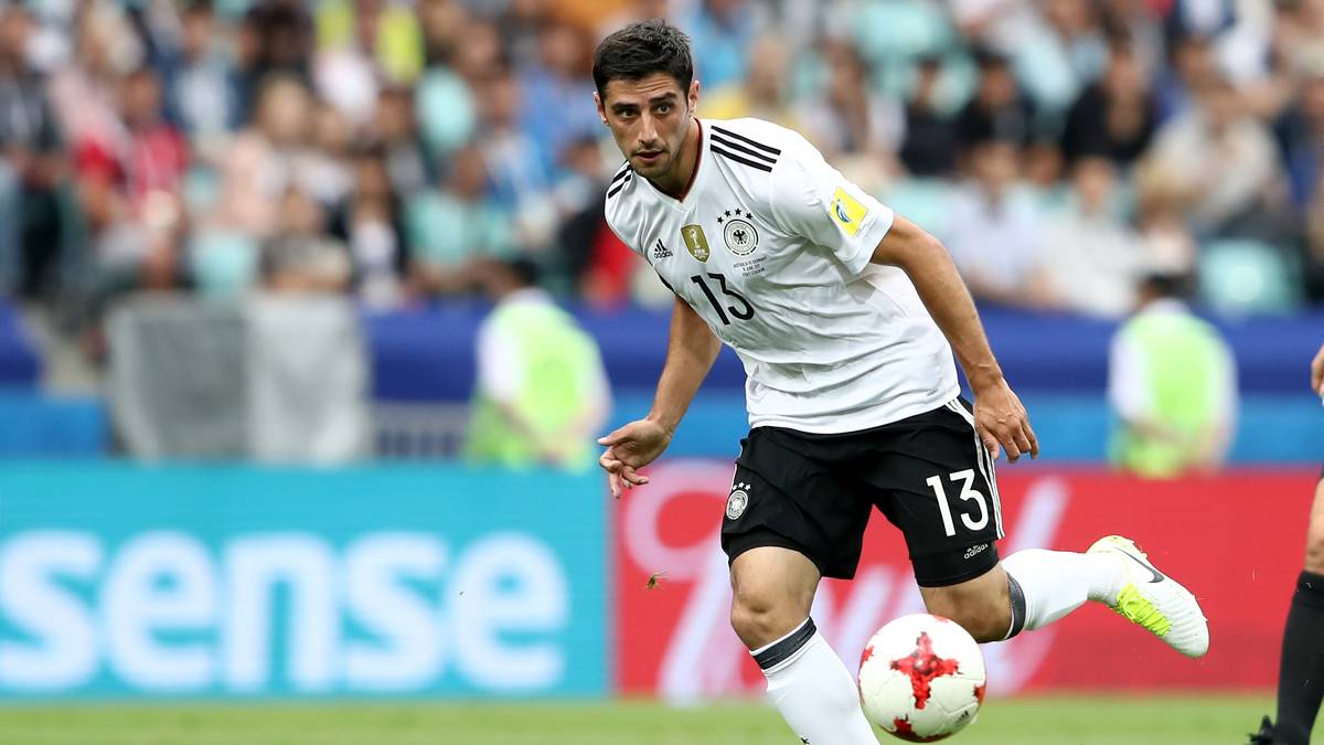 LARS STINDL: Überraschend als einzige Spitze aufgeboten. Wich immer wieder auf die Flügel aus, war ständig unterwegs und anspielbar. Schon nach 15 Minuten mit einer guten Schusschance. Dann bei Hectors Hereingabe entschlossen zur Stelle (41.). Erster Deutscher, der im zweiten Spiel sein zweites Tor beim Confed Cup markiert. Im zweiten Durchgang nur noch bei seinem Flachschuss (73.) auffällig. SPORT1-Note: 3