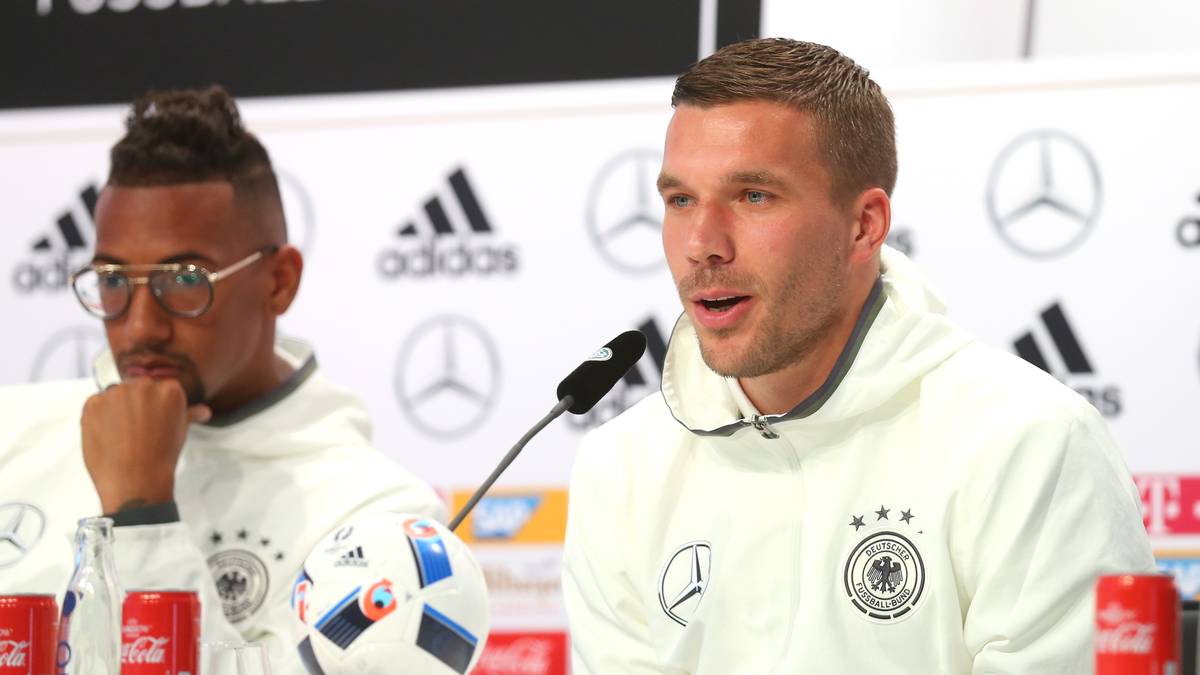 In Frankreich haut er einen seiner legendärsten Sprüche raus. Auf Joachim Löws "Hosengate" angesprochen, sagt er: "80 Prozent von euch und ich kraulen sich auch mal an den Eiern." Das Gelächter ist riesengroß, die Situation gerettet