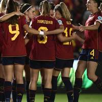Die spanischen Fußball-Weltmeisterinnen sind im ersten Heimspiel nach ihrem Triumph von Sydney von einer Rekordkulisse empfangen worden.