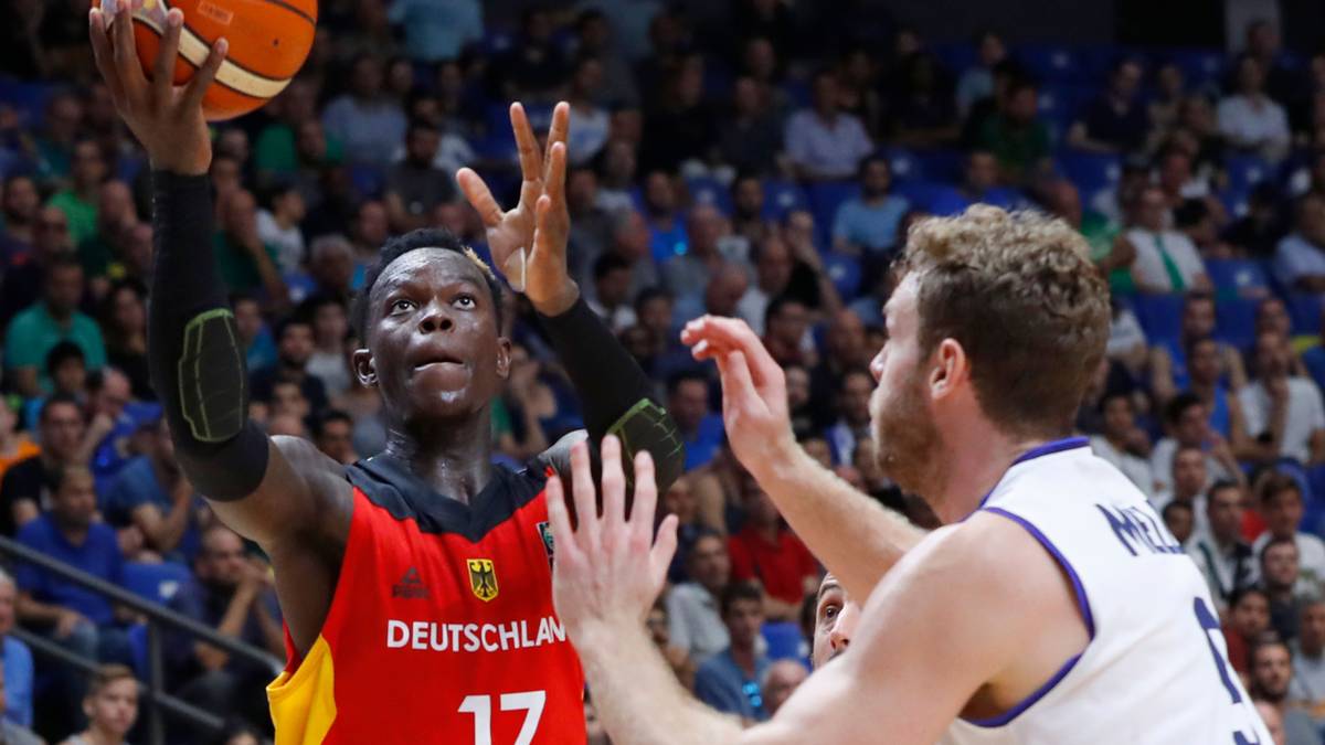 Im Sommer führt Schröder die Deutsche Nationalmannschaft beim EuroBasket 2017 bis ins Viertelfinale. Schröder wird den hohen Erwartungen gerecht und glänzt als Anführer des jungen Teams