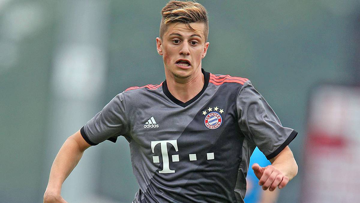 18 Jahre alt, kroatischer Mittelstürmer, geboren in München. Fiel im ersten Halbjahr der vergangenen Saison lange wegen einer Knie-OP aus. Bei seiner Berateragentur in Gesellschaft von zwei Top-Angreifern: Memphis Depay und Robin van Persie