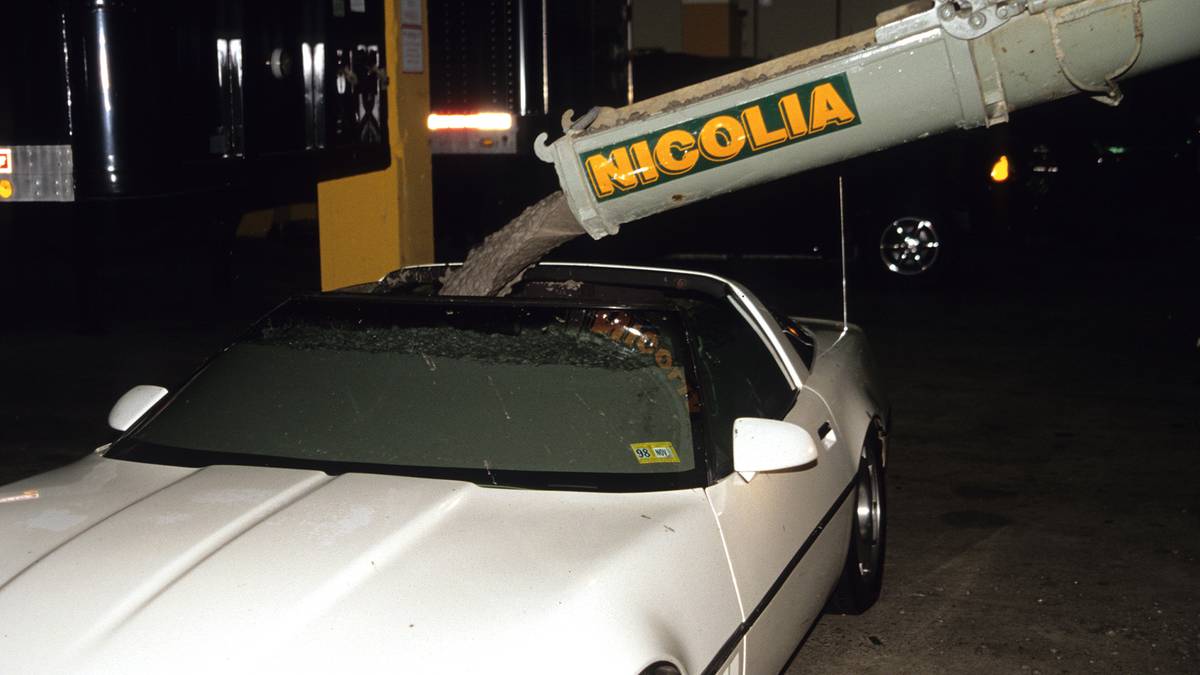 12. OKTOBER 1998 - Die schöne Corvette! "Stone Cold" Steve Austin treibt Vince McMahon einmal mehr zur Weißglut, indem er Zement in dessen Sportflitzer füllt