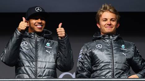 Weltmeister Lewis Hamilton und Nico Rosberg freuen sich