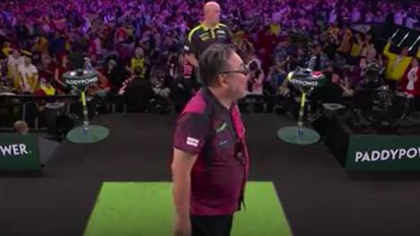 Michael van Gerwen kämpft sich bei der Darts-WM in Runde zwei. Gegen einen japanischen Außenseiter schwimmt der dreimalige Weltmeister aber weit mehr als gedacht.