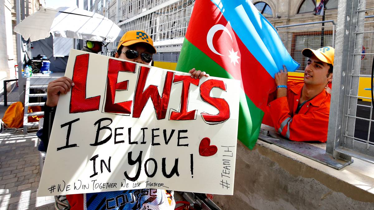 Unparteiische Streckenposten? Dieser Herr kann seine Zuneigung für Hamilton nicht sonderlich gut verbergen. Bleibt für Rosberg zu hoffen, dass er während des Rennens nicht die Hilfe dieses Kollegen in Ansprung nehmen muss