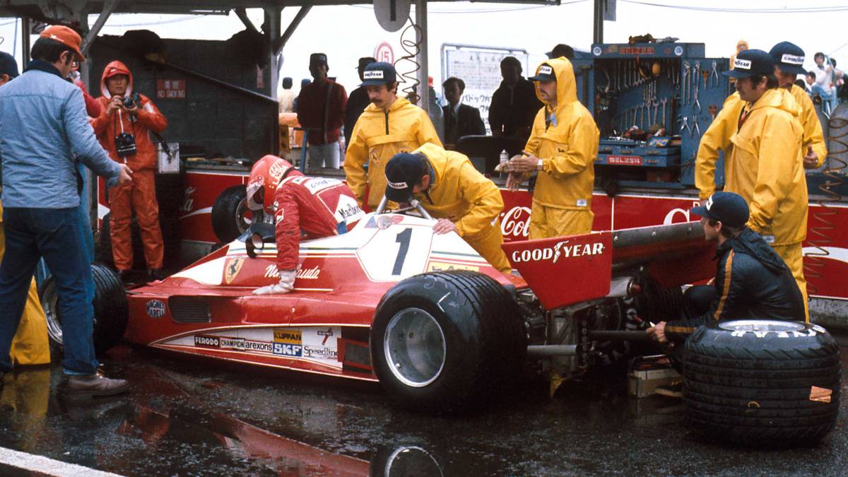 Trotz seiner Rennpause hat Lauda im Duell mit James Hunt im letzten Rennen im japanischen Fuji noch Chancen auf den WM-Titel. Der Grand Prix steht wegen schwerer Regenfälle auf der Kippe und findet letztlich statt. Während des Rennens entscheidet Lauda, das Rennen vorzeitig abzubrechen. "Ich wollte mich nicht ein zweites Mal umbringen", sagt er später