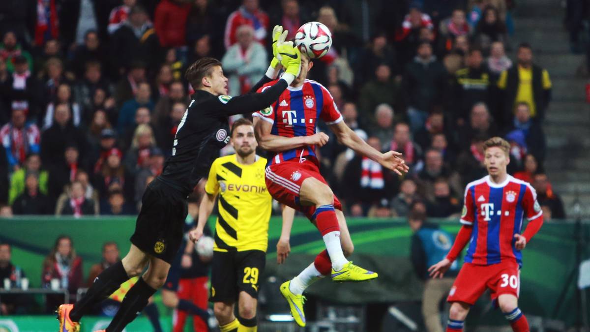 Robert Lewandowski FC Bayern Muenchen v Borussia Dortmund - DFB Cup Semi Final