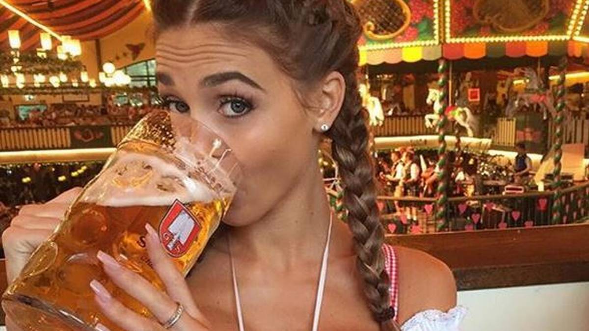 Mario Götzes Freundin Ann-Kathrin Brömmel, sonst eher sportlich unterwegs, gönnt sich auf dem Oktoberfest einen großen Schluck aus dem Maßkrug